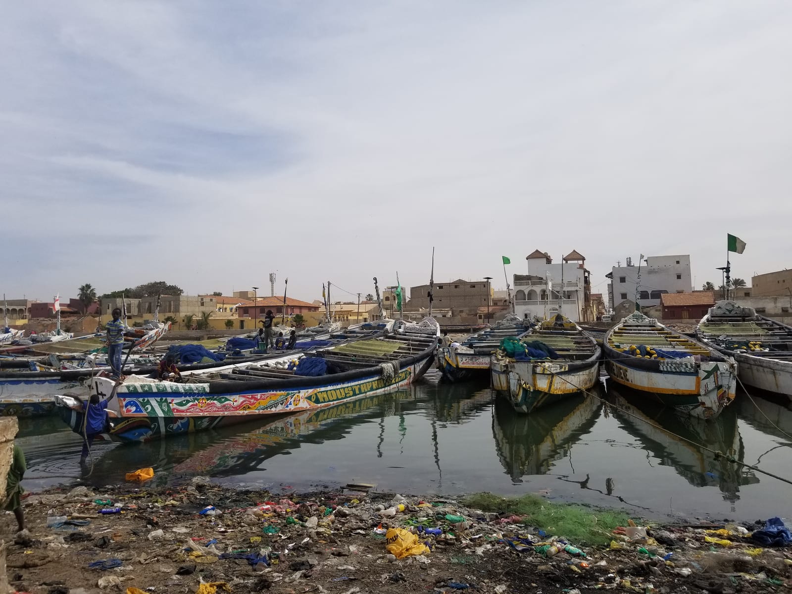 Pirogues sur la rive à Saint-Louis au Sénégal, en janvier 2020